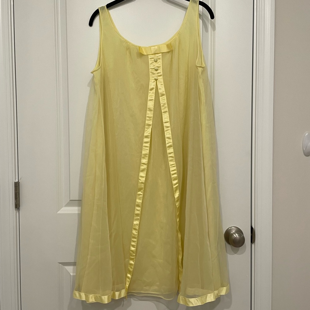 Vintage Warner’s All Nylon Nightgown Nightie Lingerie Size Large Yellow